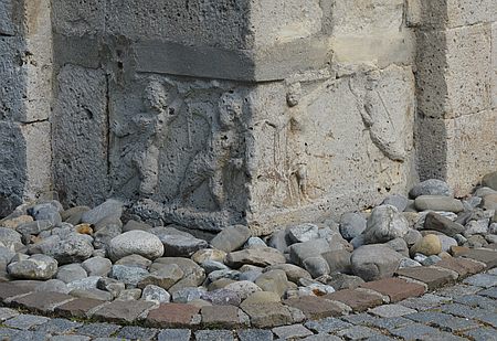 Reliefs an der Außenmauer der Kirche in Rißtissen