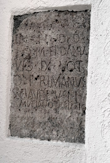 Votivstein an der Kirche in Rißtissen bei Ehingen an der Donau