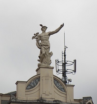 Eine Hermes-Figur an einem Haus in Ljubljana (Slowenien)