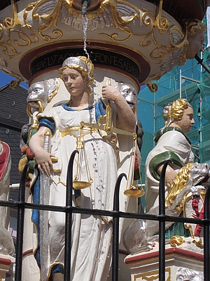 Die Figur der Iustitia (Gerechtigkeit) am Petrusbrunnen in Trier