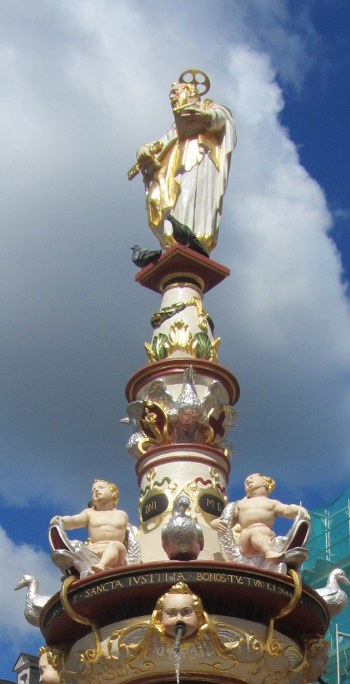 Die Petrusfigur am Petrusbrunnen in Trier