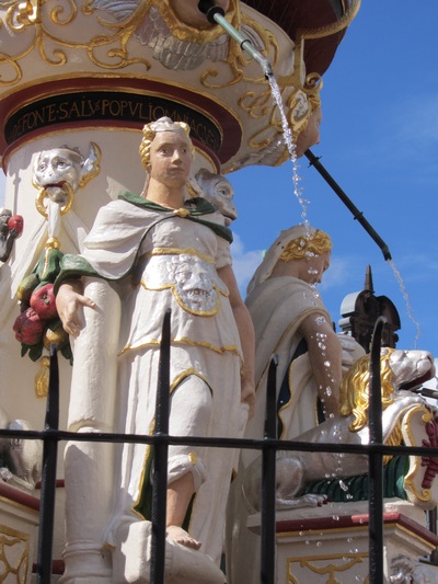 Figur der Fortitudo (Tapferkeit) am Petrusbrunnen in Trier