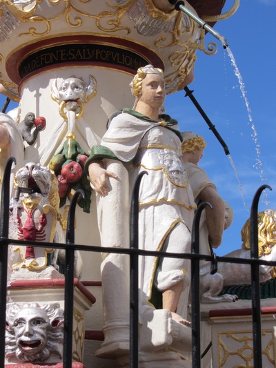 Die Figur der Tapferkeit am Petrusbrunnen in Trier