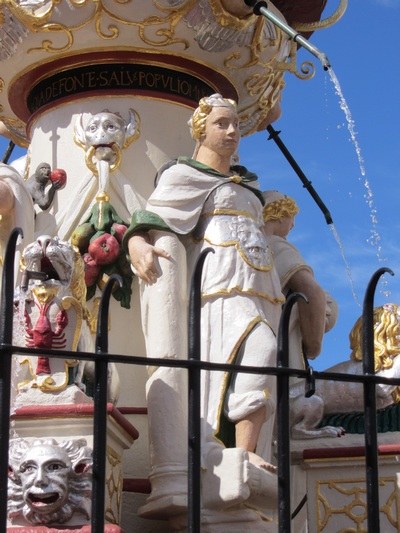 Die Figur der Fortitudo (Tapferkeit) auf dem Petrusbrunnen in Trier