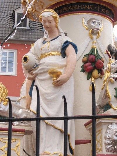Die Figur der Bescheidenheit (modestia) am Petrusbrunnen in Trier