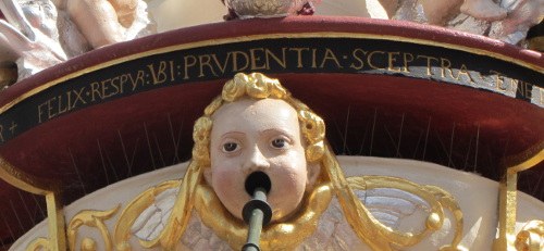 Die Inschrift an der Figur der Klugheit (prudentia) am Petrusbrunnen in Trier