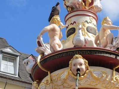 Die Inschrift an der Figur der Klugheit (prudentia) am Petrusbrunnen in Trier
