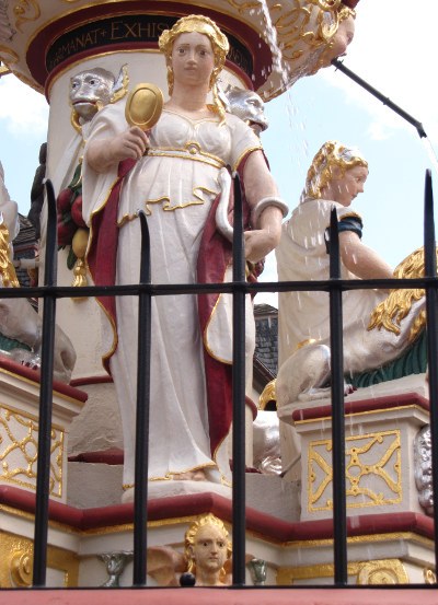 Die Figur der Klugheit (prudentia) am Petrusbrunnen in Trier