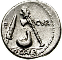 Römischer Denarius, Rückseite; Bild: Liturgische Instrumente für die Verehrung der Göttin Vesta