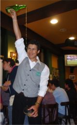 Escanciador de la Sidra en una Sidrería