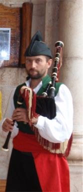 Un gaitero asturiana con la gaita