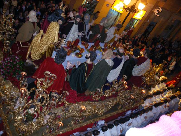 El trono con Jesús y los 12 apóstoles