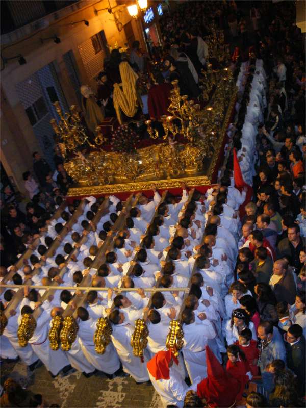 El trono de Jesús y los 12 apóstoles