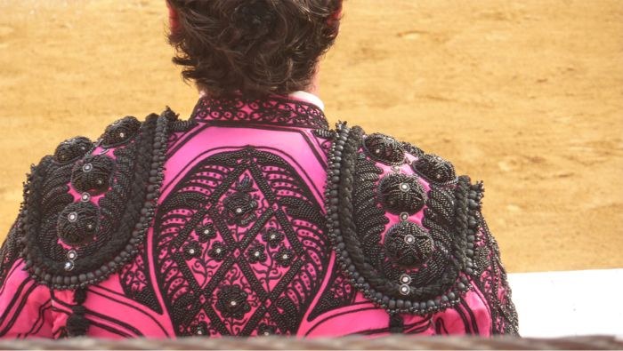 traje fucsia