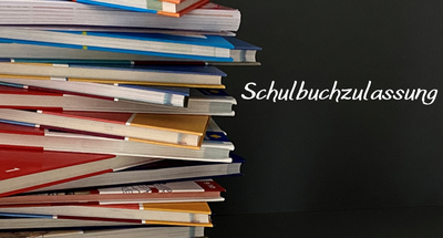 Links ein Stapel mit Schulbüchern, rechts der Schriftzug „Schulbuchzulassung“