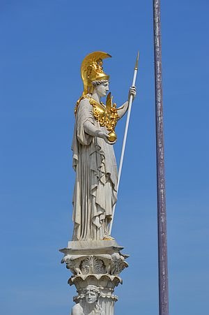 Die Statue der Göttin  Pallas  Athene vor dem Parlament in Wien