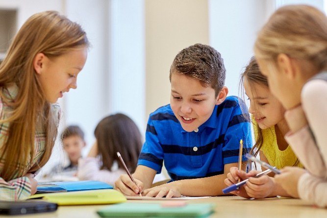 Schulkinder bei der Gruppenarbeit